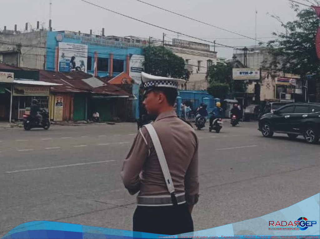 Personel Sat Lantas Polrestabes Medan Melaksanakan Pengaturan Pos Padat Pagi